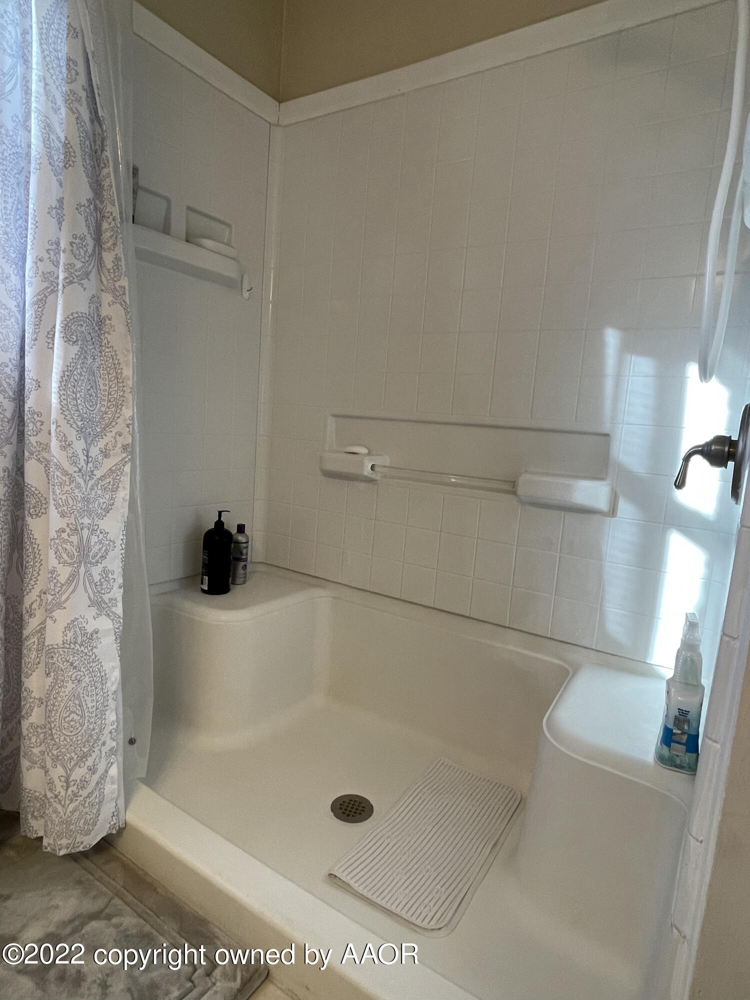 810 Ave Q Sunray, TX 79086 - Photo 15 of 29 a bathroom with a tub and a shower