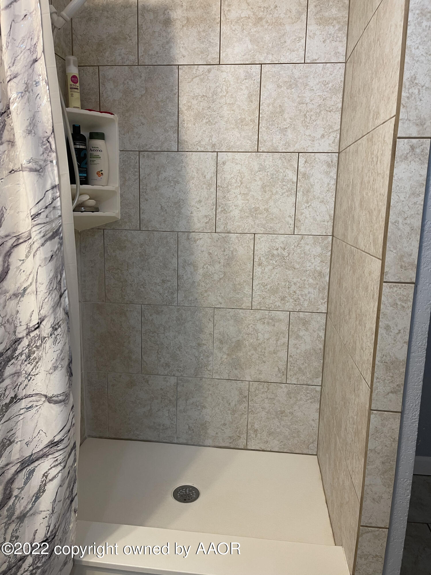 810 Ave Q Sunray, TX 79086 - Photo 21 of 29 a bathroom with a shower