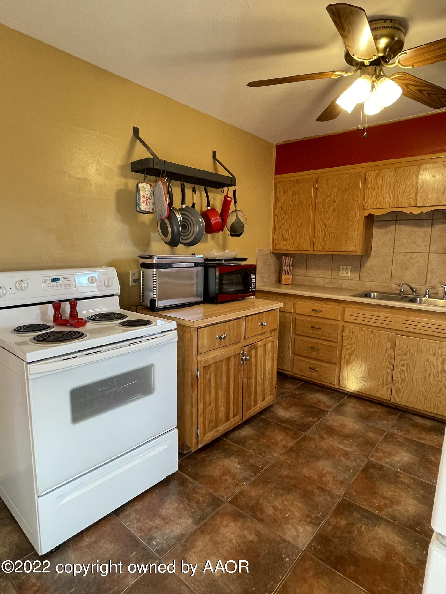 810 Ave Q Sunray, TX 79086 - Photo 6 of 29 a kitchen with a stove a sink and a microwave