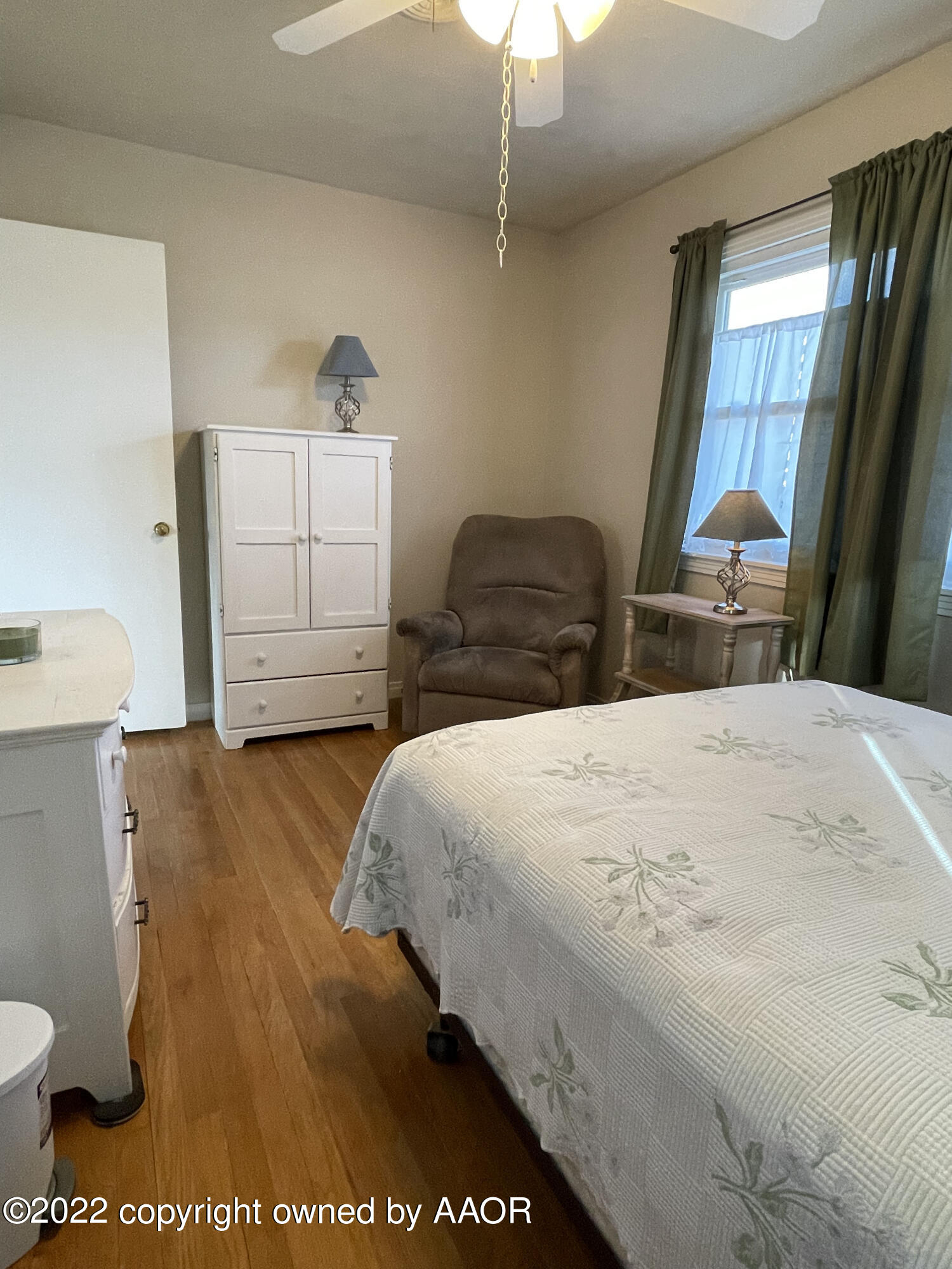 810 Ave Q Sunray, TX 79086 - Photo 9 of 29 a bedroom with a bed and a dresser