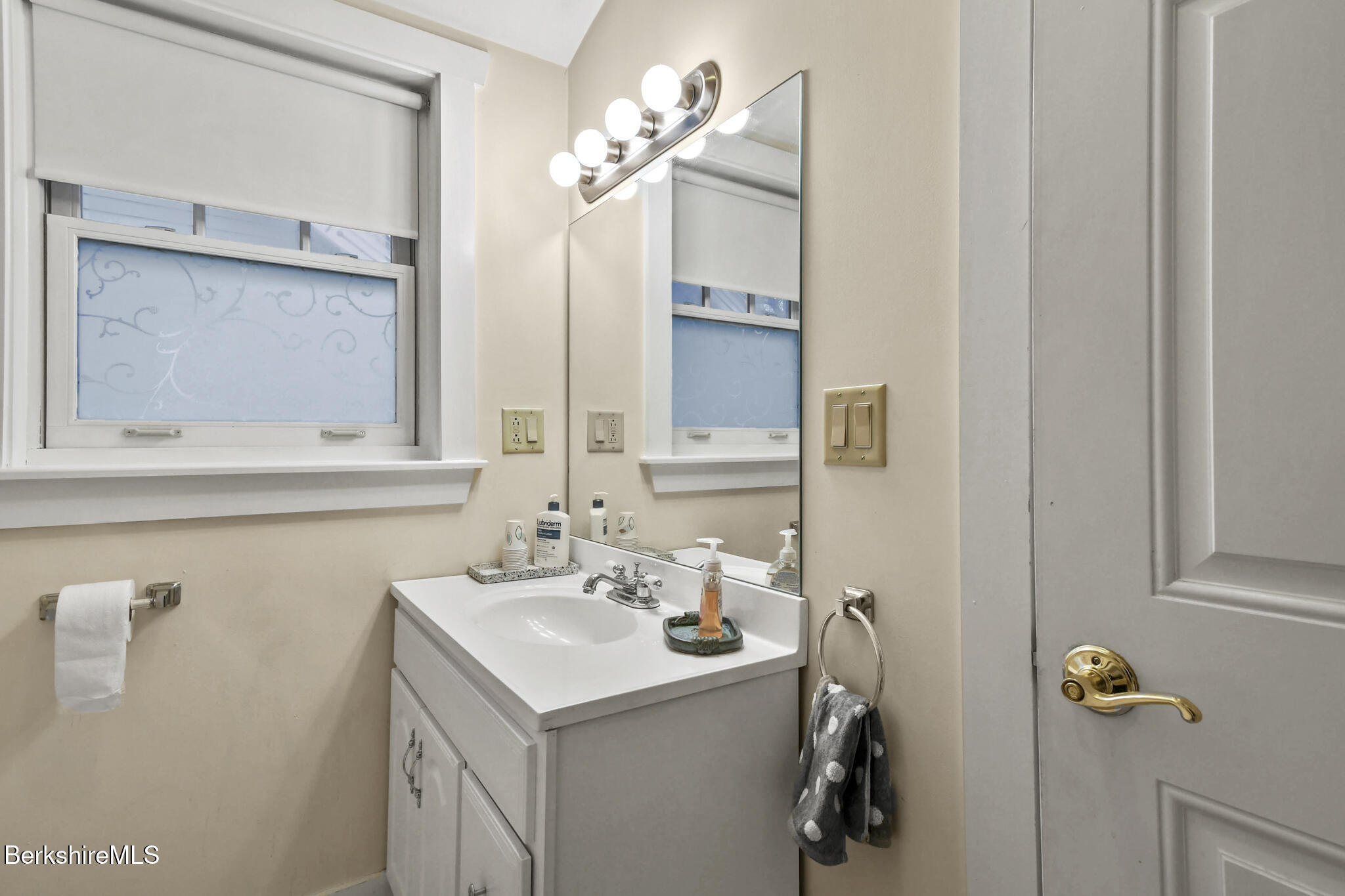 Undisclosed Address Lenox, MA 01240 - Photo 14 of 25 34 Church St U2A Lenox MA 01240-done-004