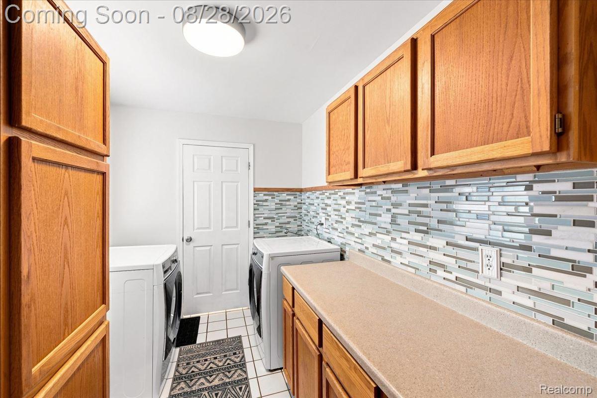 2048 Grace Avenue Rochester, MI 48309 - Photo 22 of 38 Laundry / Mudd Room 30-2048_Grace_Ave_67.jpg