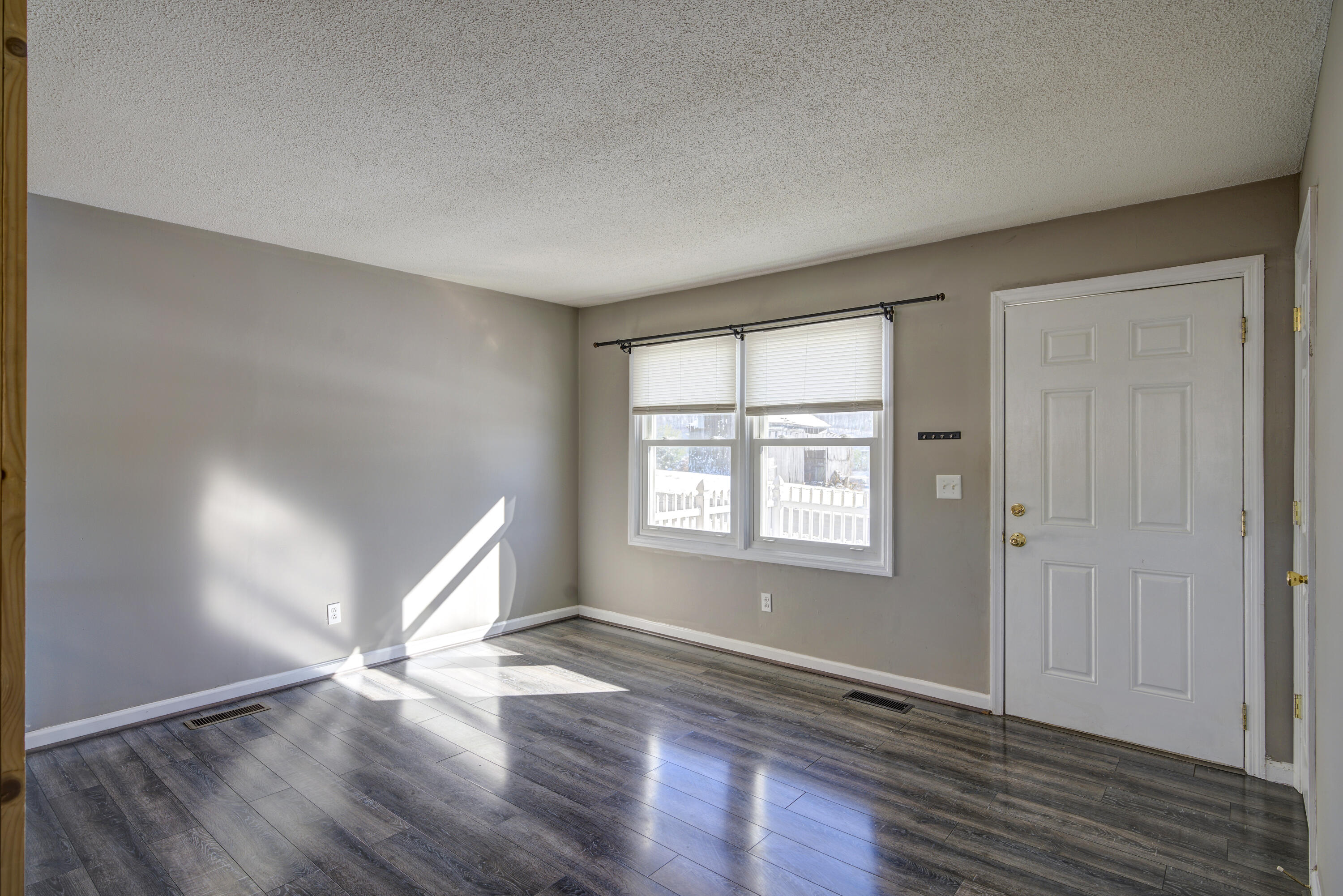 1500 Ben Gamble Road Jonesborough, TN 37659 - Photo 12 of 40 LIVING ROOM