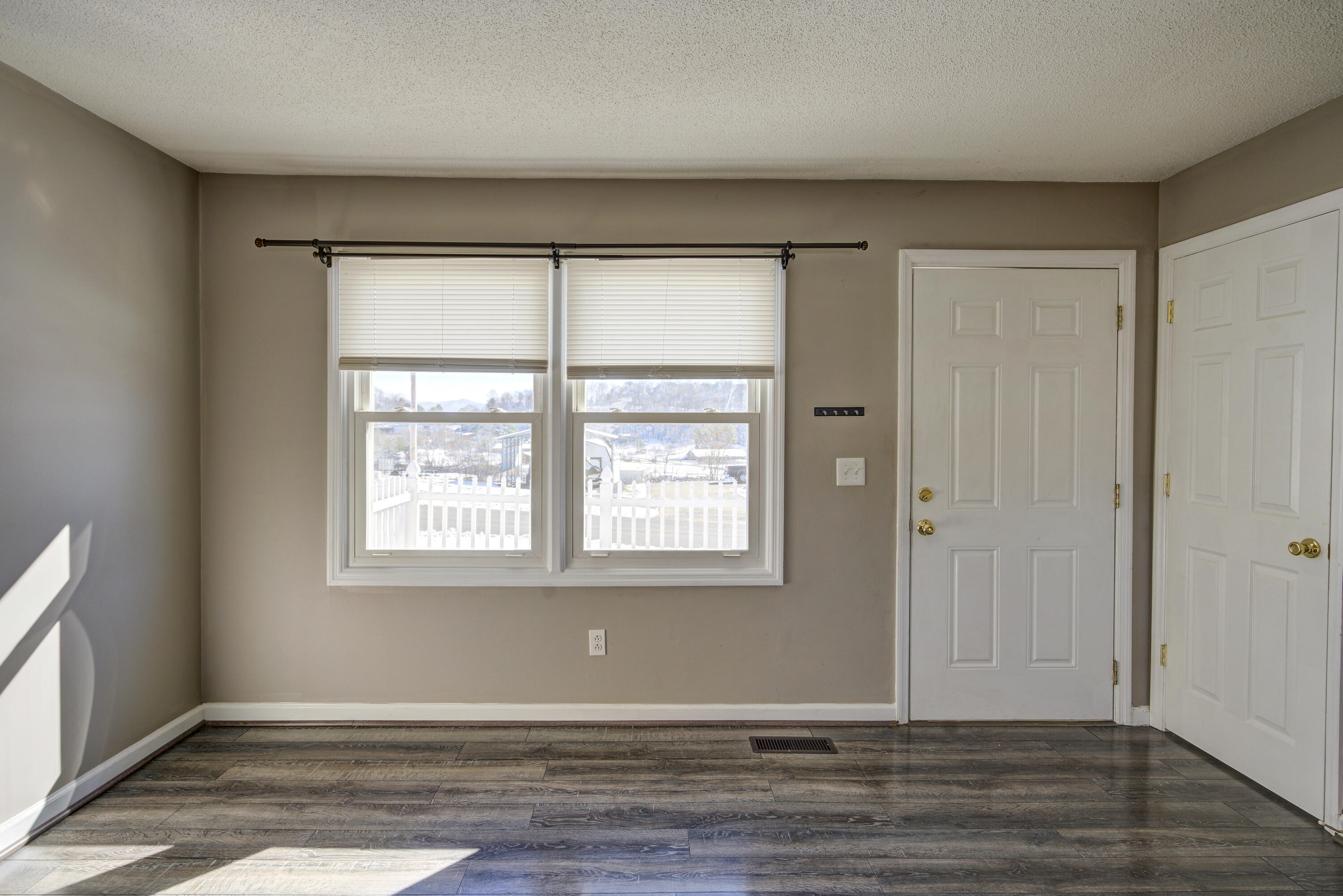 1500 Ben Gamble Road Jonesborough, TN 37659 - Photo 14 of 40 LIVING ROOM