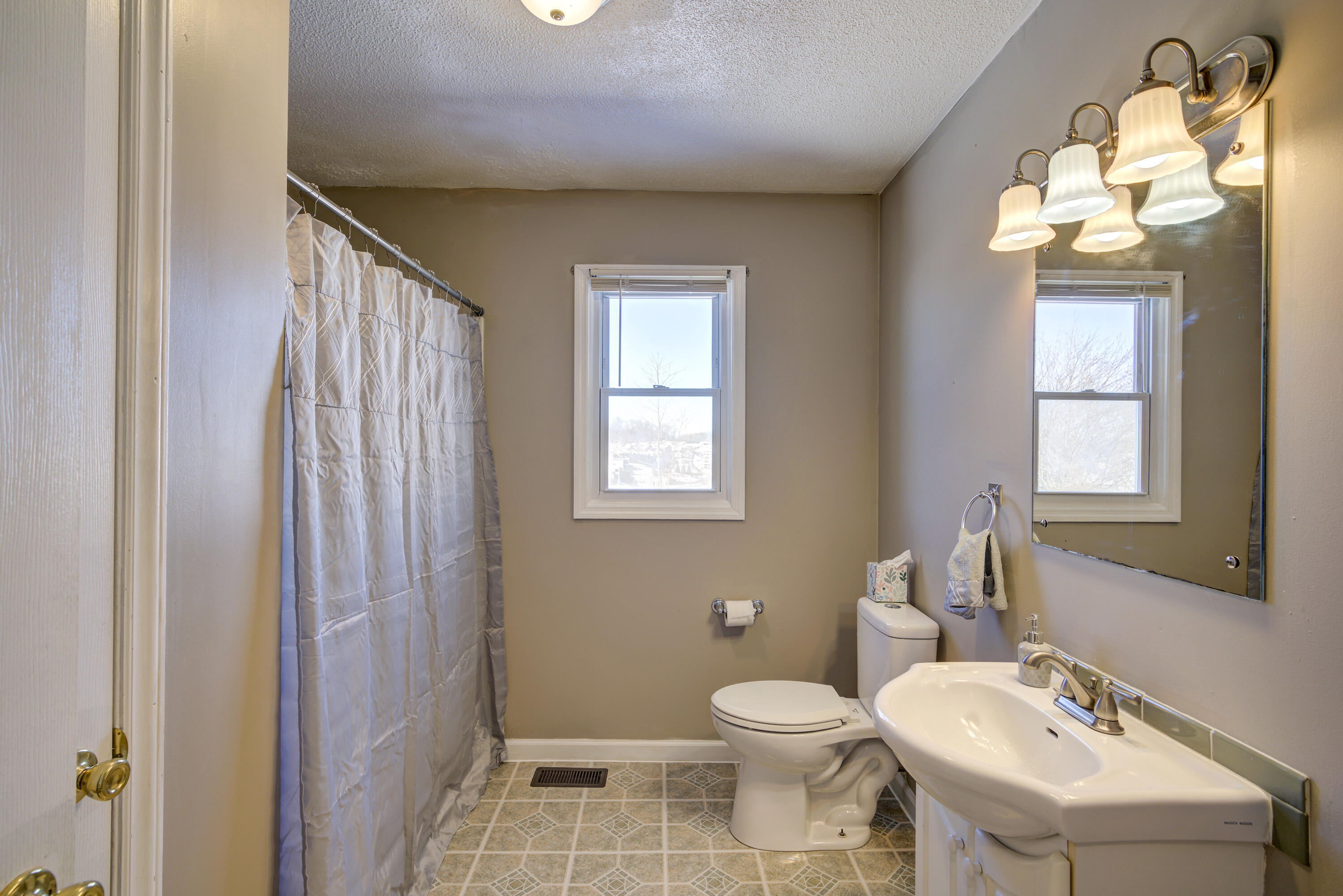 1500 Ben Gamble Road Jonesborough, TN 37659 - Photo 22 of 40 LARGE UPSTAIRS BATH
