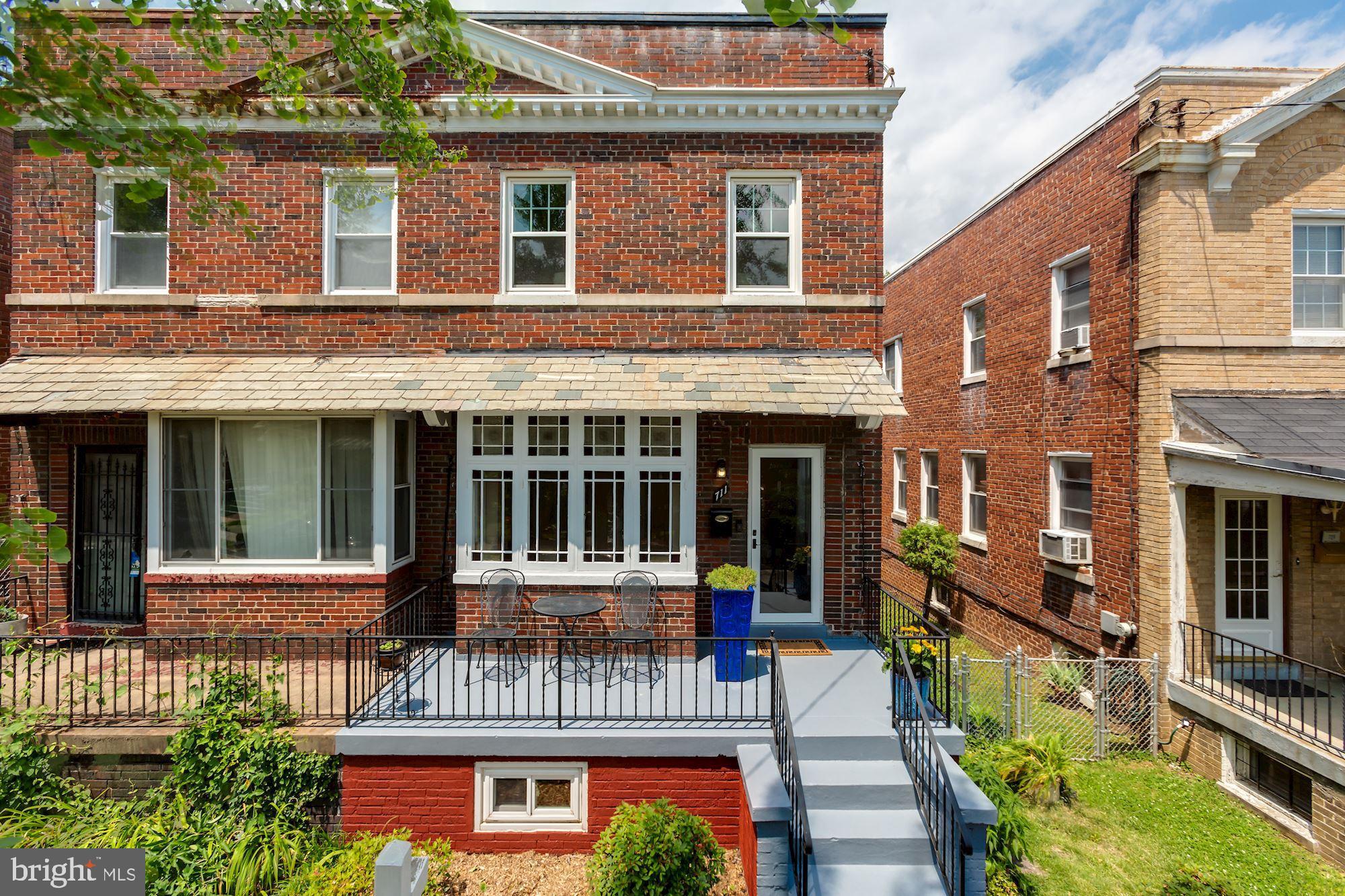 711 Tewkesbury Pl NW