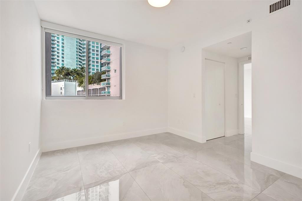 488 Northeast 18th Street, Unit 801 Miami, FL 33132 - Photo 11 of 46 an empty room with a window