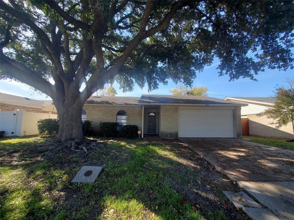 a view of a house with backyard and garden
