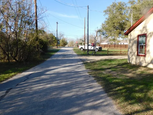 $1,250 | 1320 Green Street, Lockhart, TX 78644