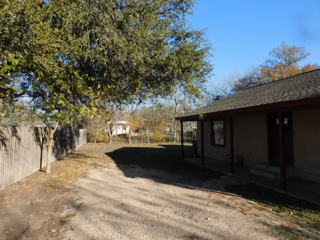 $1,250 | 1320 Green Street, Lockhart, TX 78644