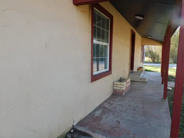 $1,250 | 1320 Green Street, Lockhart, TX 78644