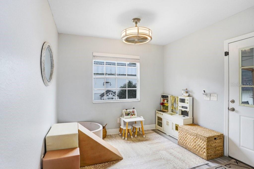 3122 West Grace Street Tampa, FL 33607 - Photo 18 of 46 a living room with furniture and a window