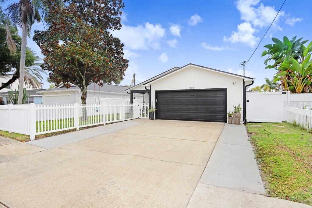 3122 West Grace Street Tampa, FL 33607 - Photo 31 of 31 a view of backyard of house with green space