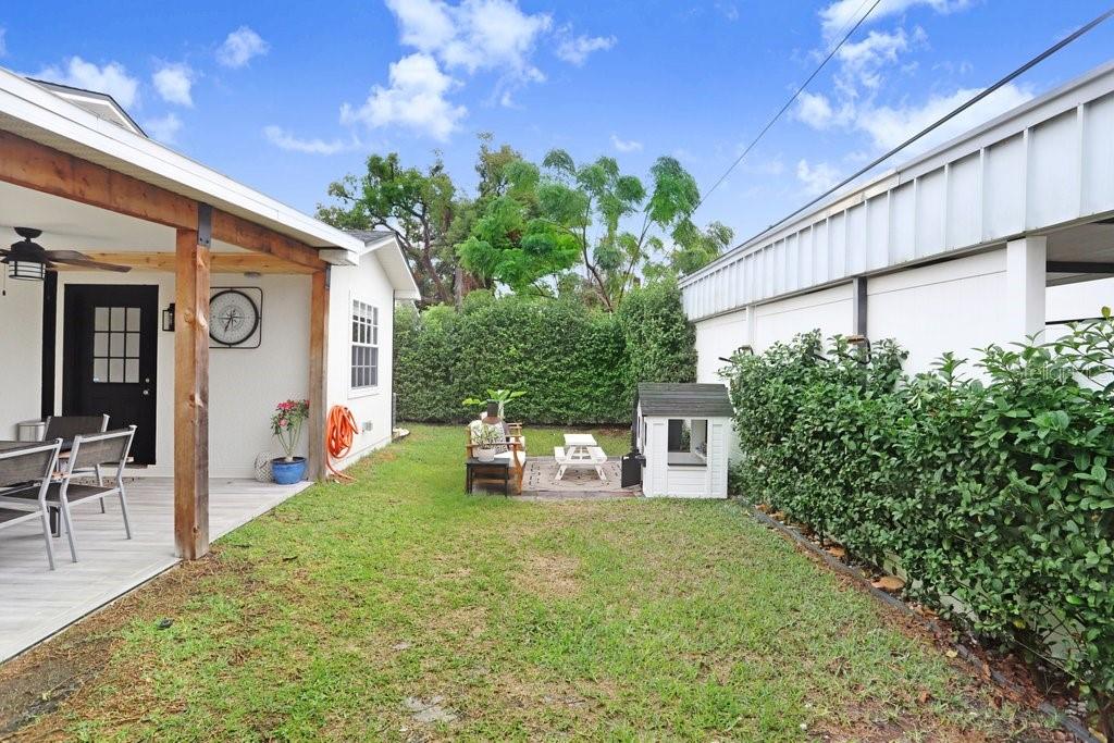3122 West Grace Street Tampa, FL 33607 - Photo 41 of 46 a front view of a house with garden