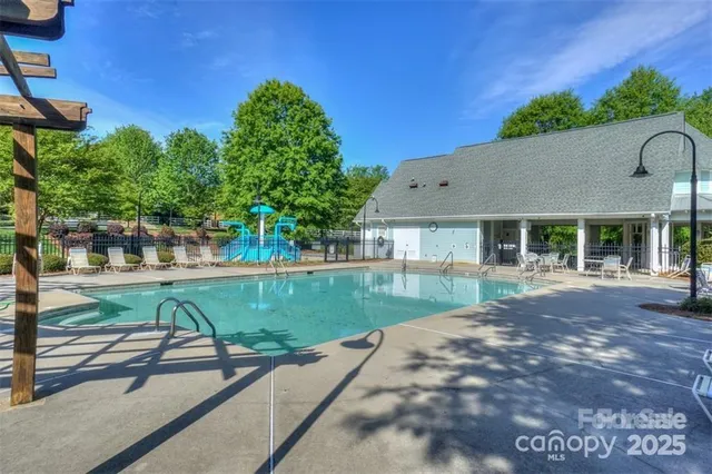a view of a house with backyard and a garden
