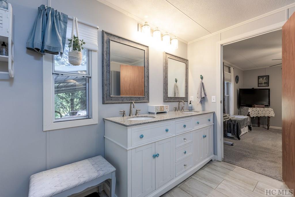 135 Pat Rogers Road Franklin, NC 28734 - Photo 14 of 25 Gallery Image 14