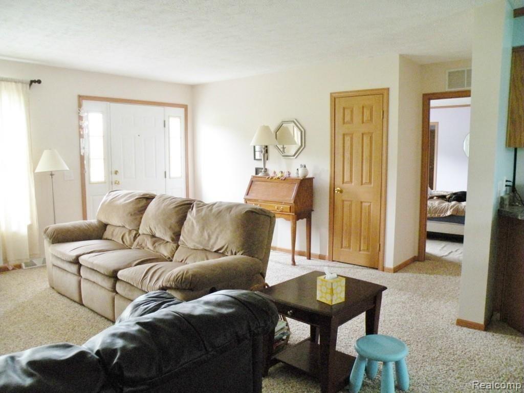 6438 Kelly Road Yale, MI 48097 - Photo 3 of 29 DSCN7676.jpg