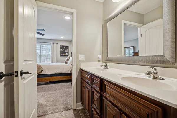 a en suite bathroom with double vanity and a mirror