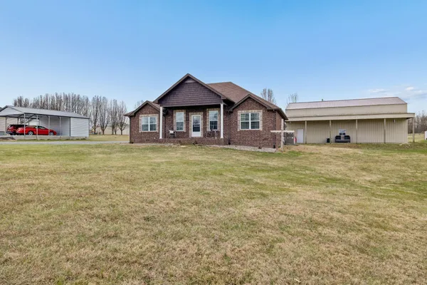 a view of a house with a yard