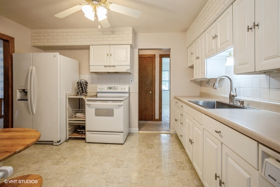 44 Ridgewood Road Elk Grove Village, IL 60007 - Photo 3 of 14 Gallery Image 3