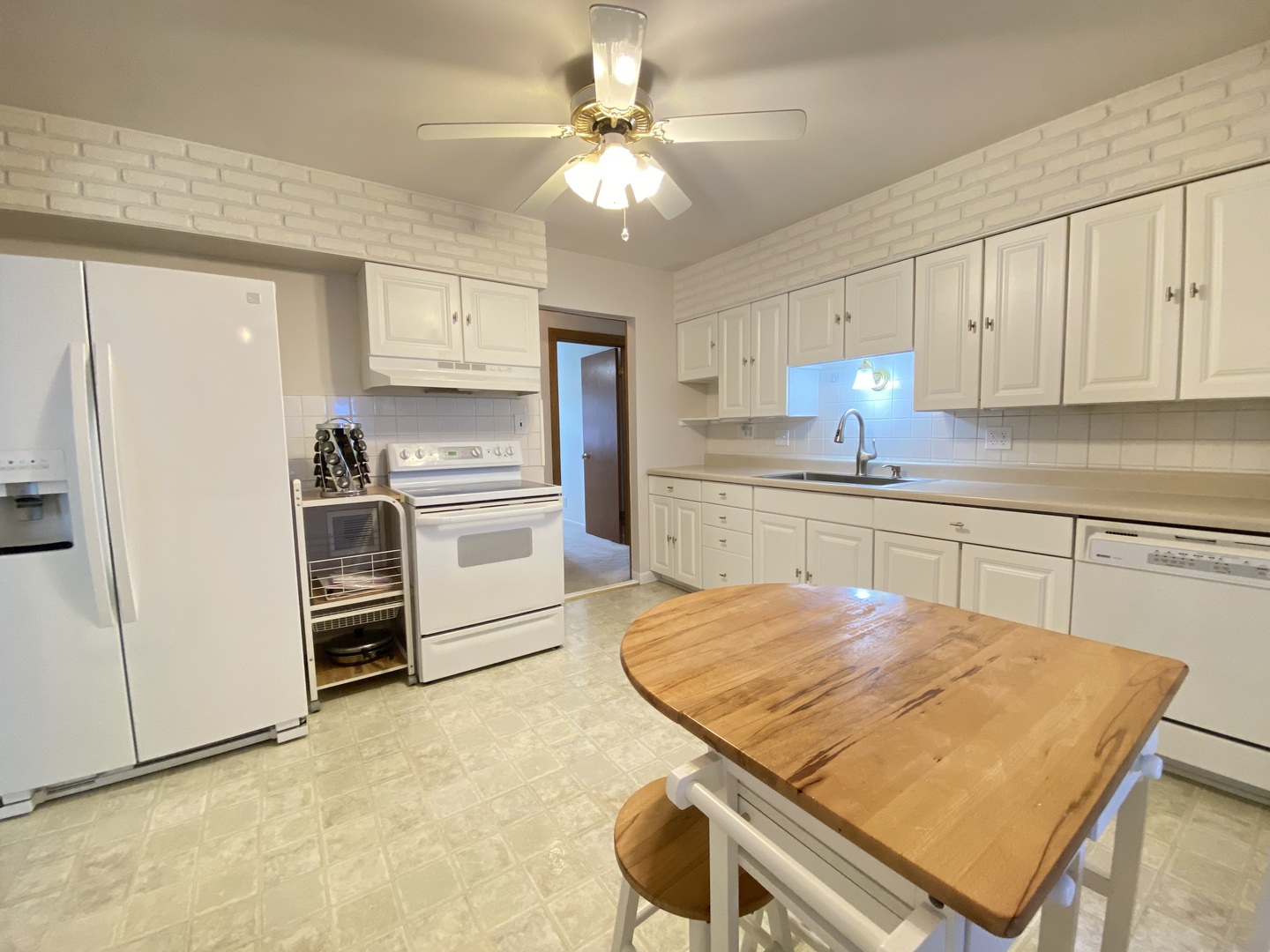 44 Ridgewood Road Elk Grove Village, IL 60007 - Photo 4 of 14 Gallery Image 4