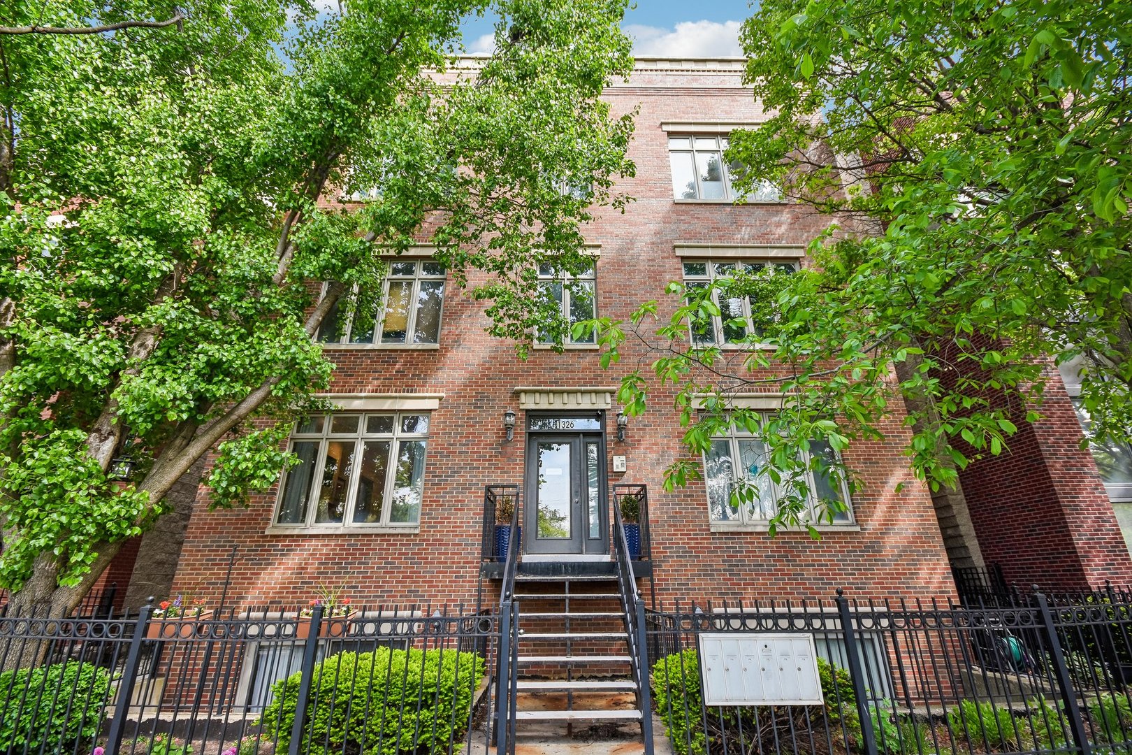 1326 West Grenshaw Street, Unit 3 Chicago, IL 60607 - Photo 2 of 46 Gallery Image 2