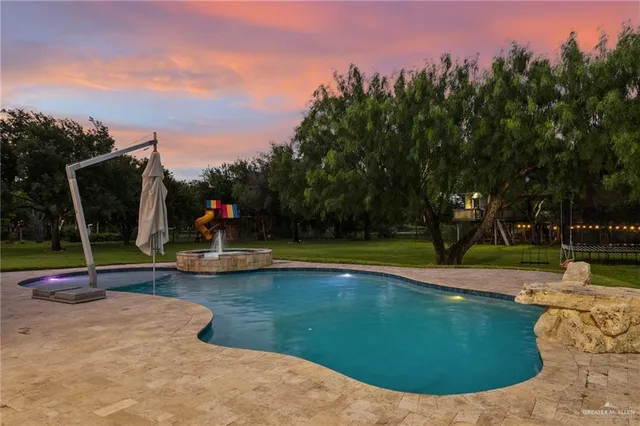 a view of outdoor kitchen and kitchen