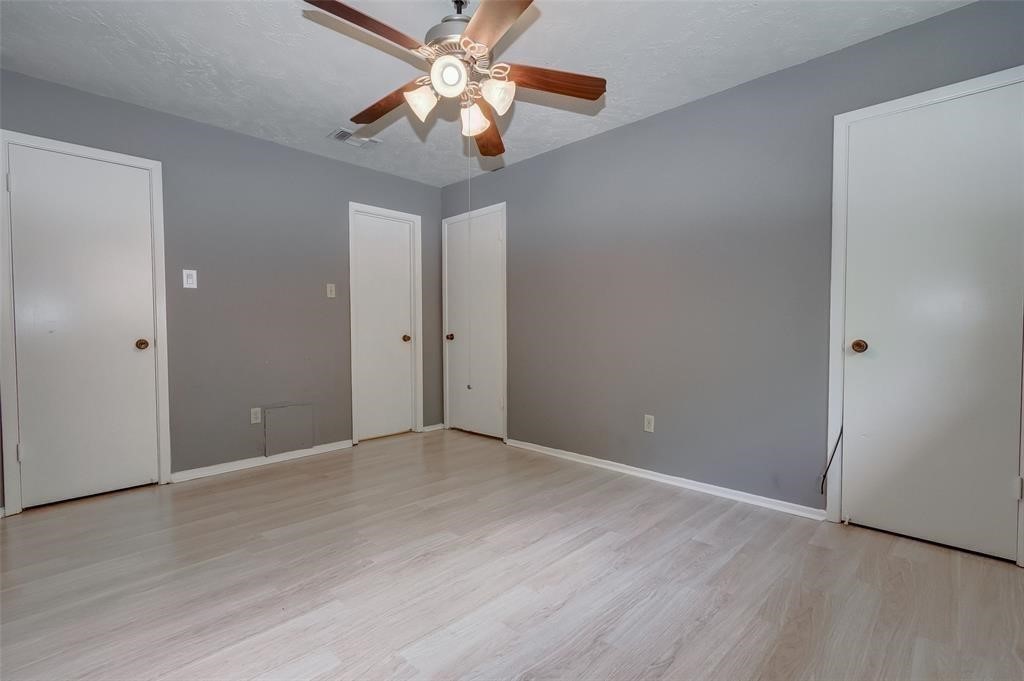 7659 Winkle Wood Lane Houston, TX 77086 - Photo 20 of 24 an empty room with closet and a ceiling fan