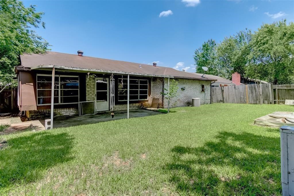 7659 Winkle Wood Lane Houston, TX 77086 - Photo 23 of 24 a view of a house with yard and sitting area