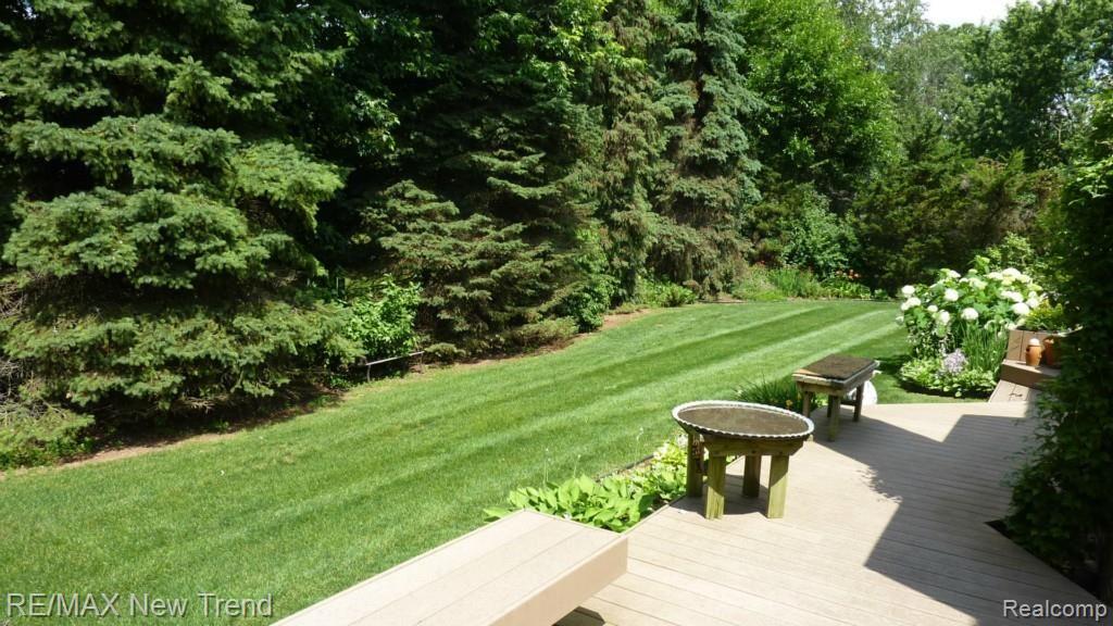 29449 Parkside Farmington, MI 48331 - Photo 13 of 19 deck2.jpg