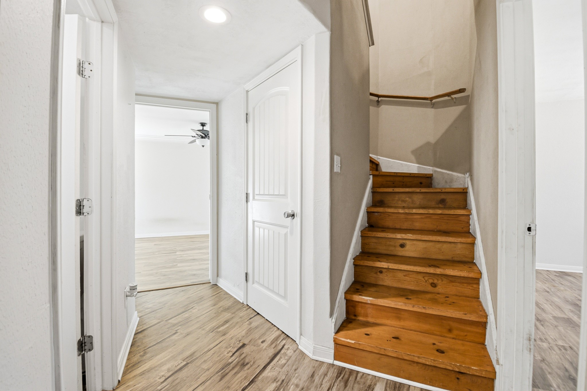 701 St Lawrence River Road Montgomery, TX 77316 - Photo 20 of 35 Primary bedrooms with staircase between