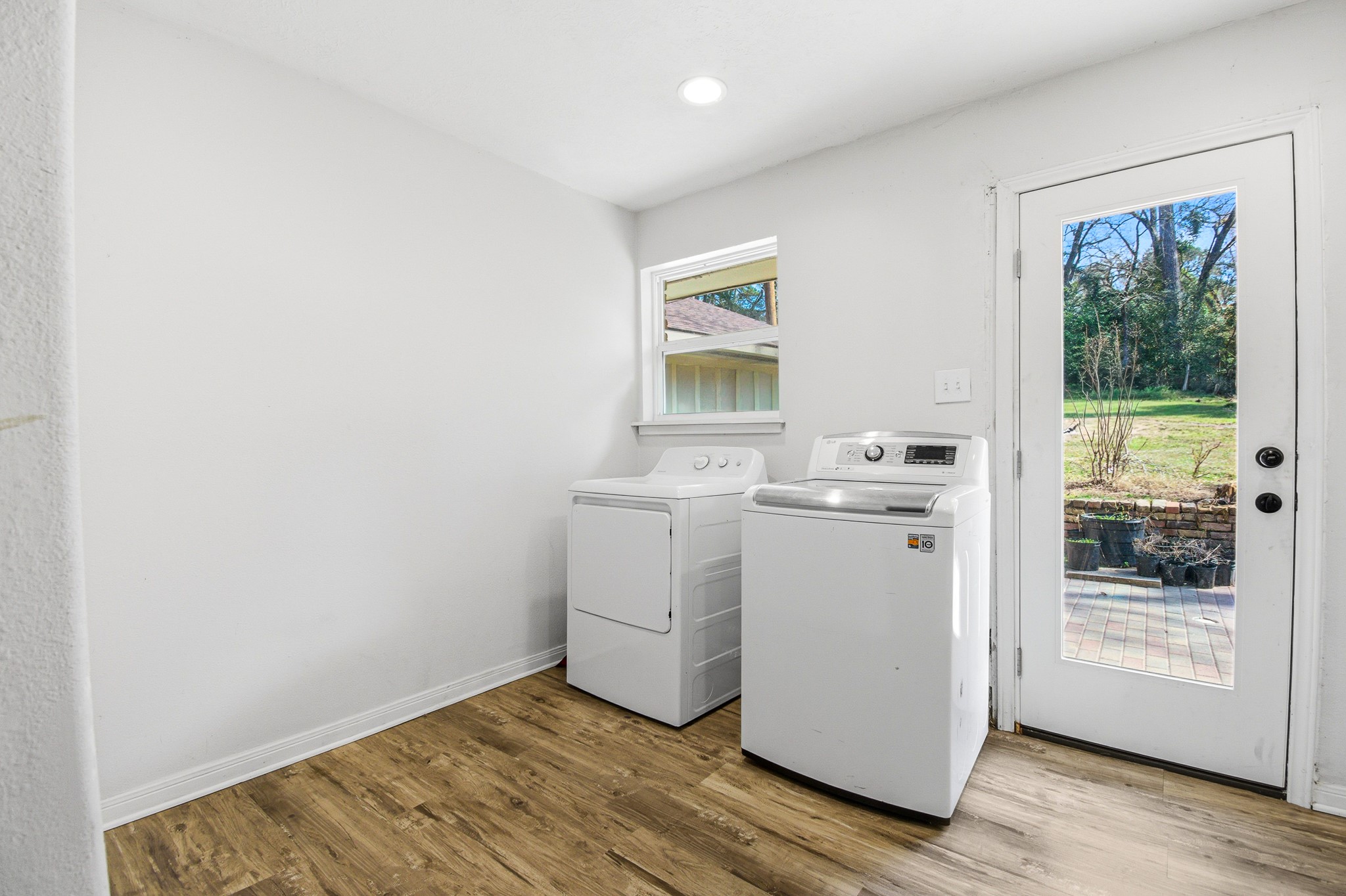 701 St Lawrence River Road Montgomery, TX 77316 - Photo 26 of 35 Laundry room with access to the back patio