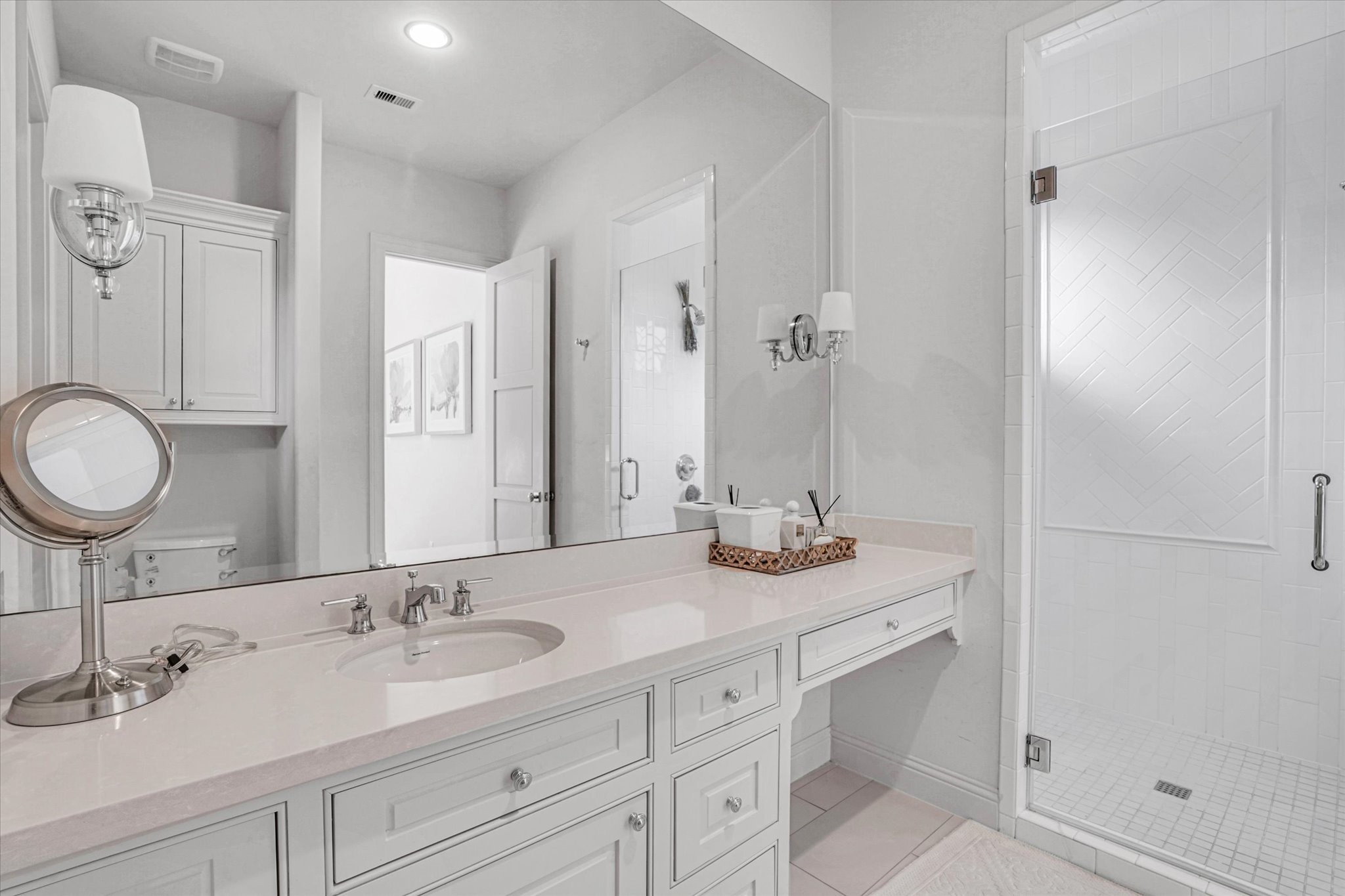 42 Pronghorn Place Spring, TX 77389 - Photo 30 of 47 a bathroom with double sink and a mirror