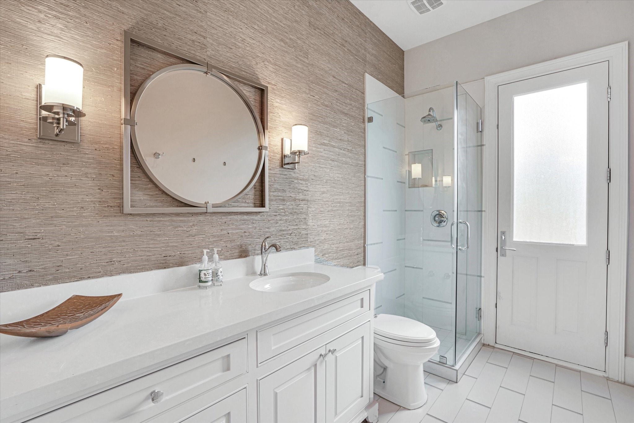 42 Pronghorn Place Spring, TX 77389 - Photo 42 of 47 a bathroom with a toilet a sink a mirror a shower and vanity