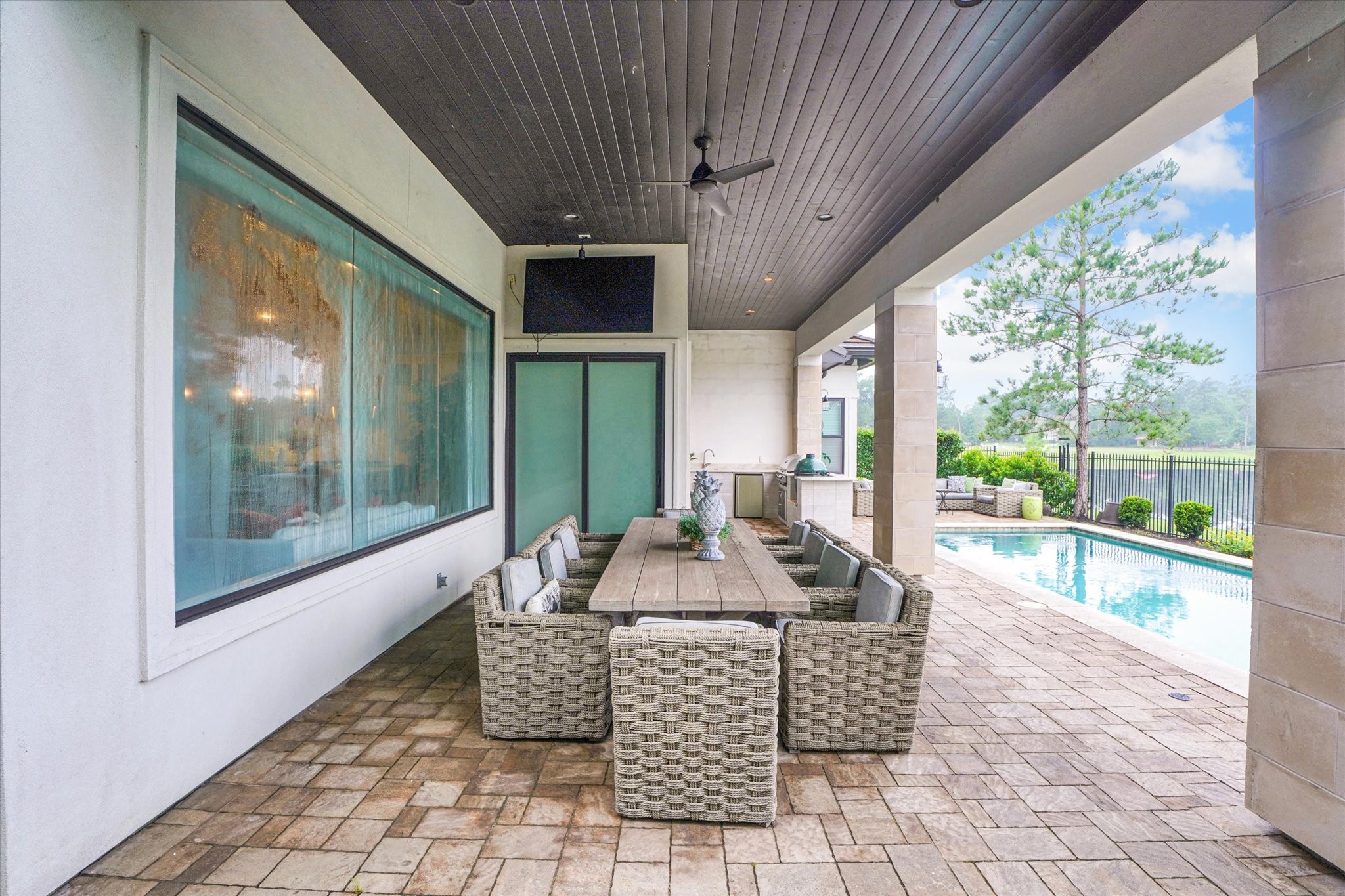 42 Pronghorn Place Spring, TX 77389 - Photo 44 of 47 a dining room with furniture and a floor to ceiling window