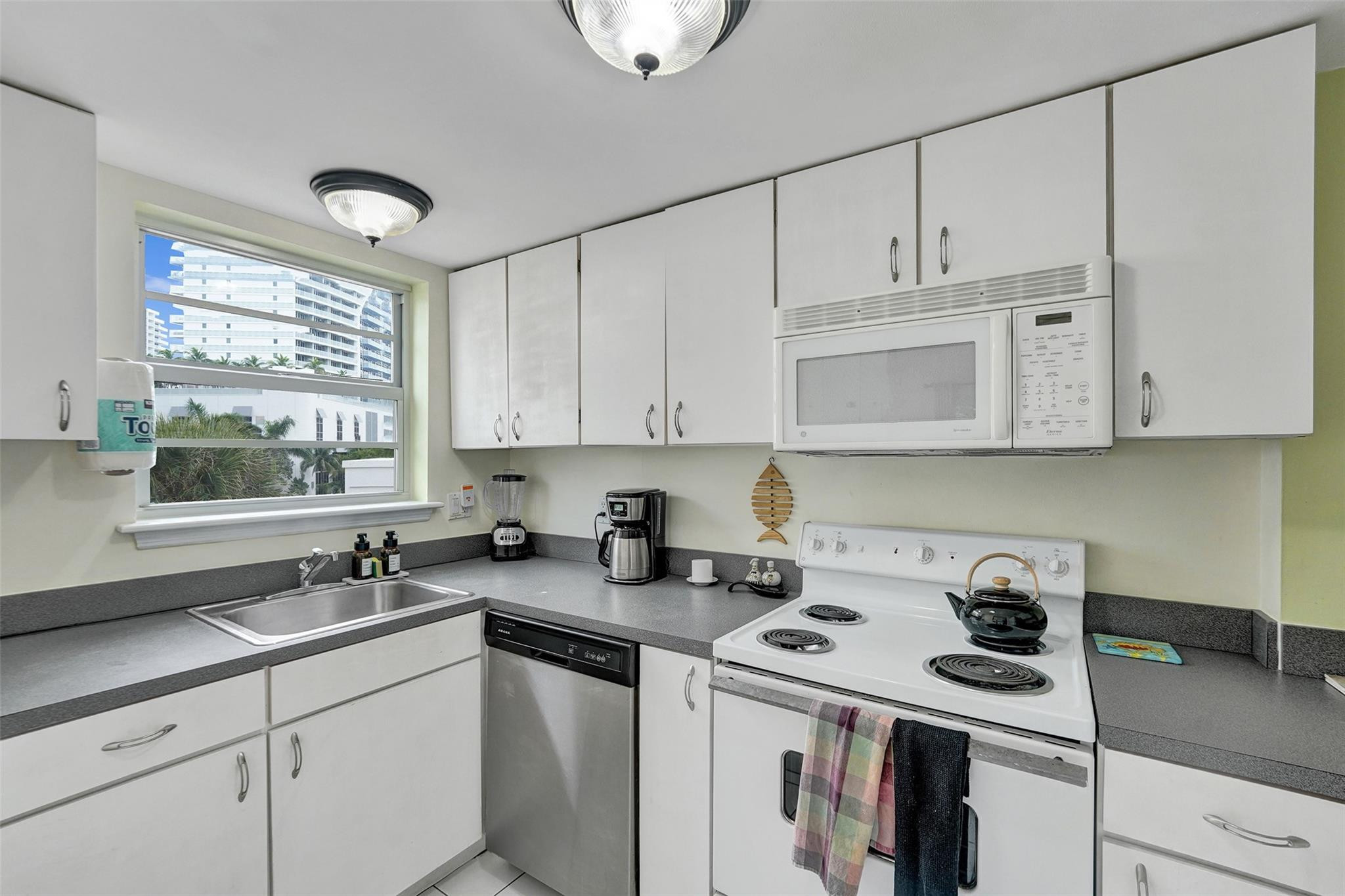 341 North Birch Road, Unit 316 Fort Lauderdale, FL 33304 - Photo 16 of 37 Photo 16
