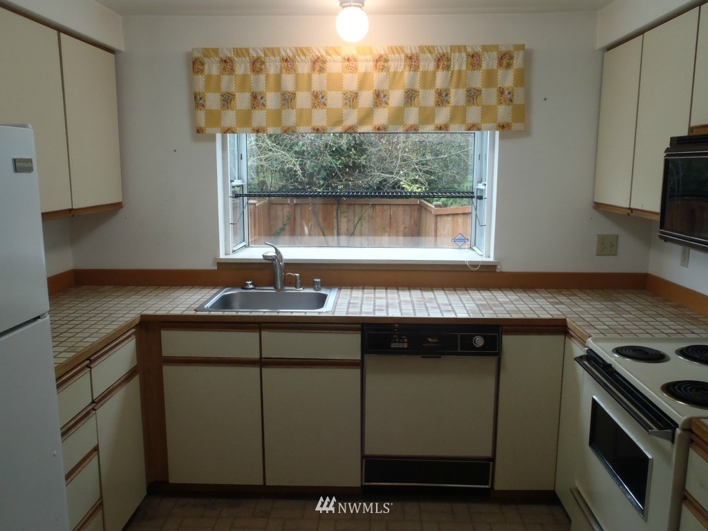 10817 Southeast 172nd Street, Unit 3B Renton, WA 98055 - Photo 3 of 13 Gallery Image 3