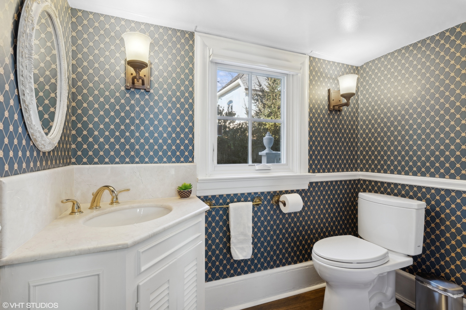 160 Sheridan Road Glencoe, IL 60093 - Photo 21 of 46 a bathroom with a sink toilet and a mirror