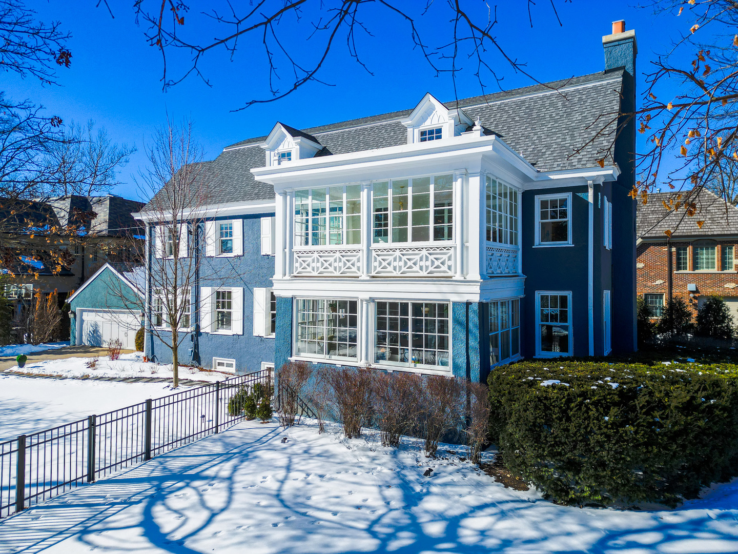160 Sheridan Road Glencoe, IL 60093 - Photo 4 of 46 a front view of a house with a yard