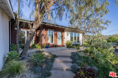 $1,800,000 | 3374 Canton Way, Studio City, CA 91604