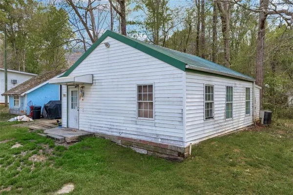 a view of a house with backyard
