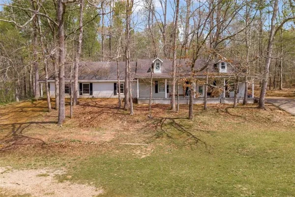 a view of a house with backyard and garden