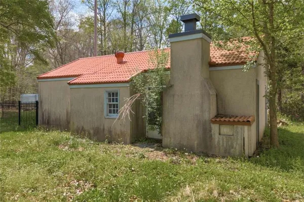 a view of a house with backyard
