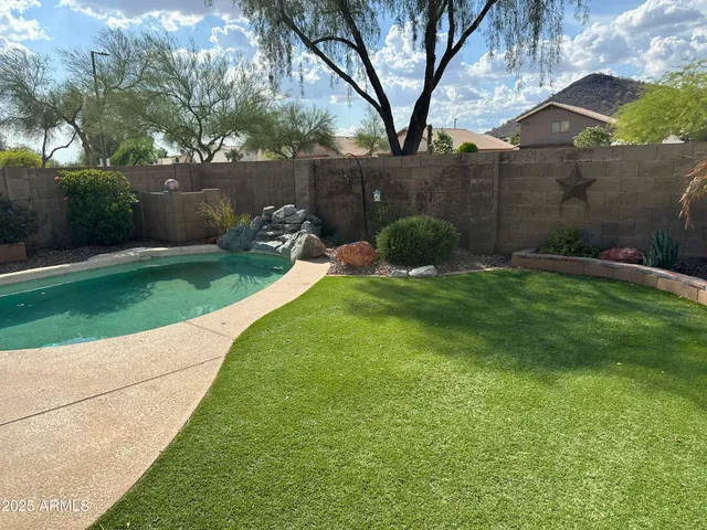 a view of a back yard