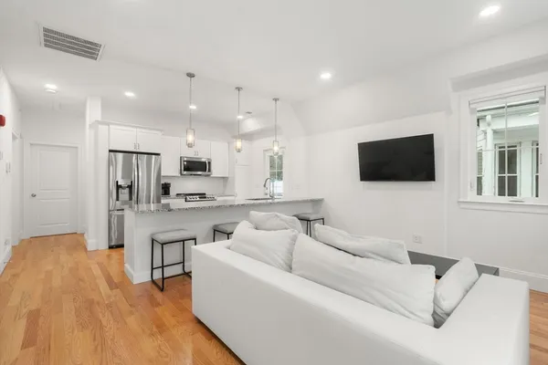 $4,200 | 68 Chestnut Street, Unit 6, Newton, MA 02465