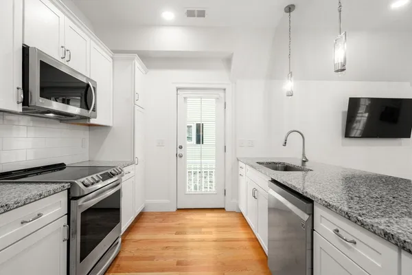 $4,200 | 68 Chestnut Street, Unit 6, Newton, MA 02465