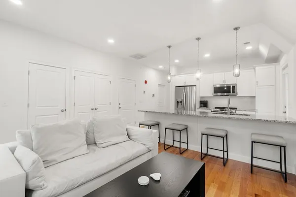 $4,200 | 68 Chestnut Street, Unit 6, Newton, MA 02465