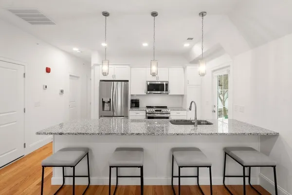 $4,200 | 68 Chestnut Street, Unit 6, Newton, MA 02465