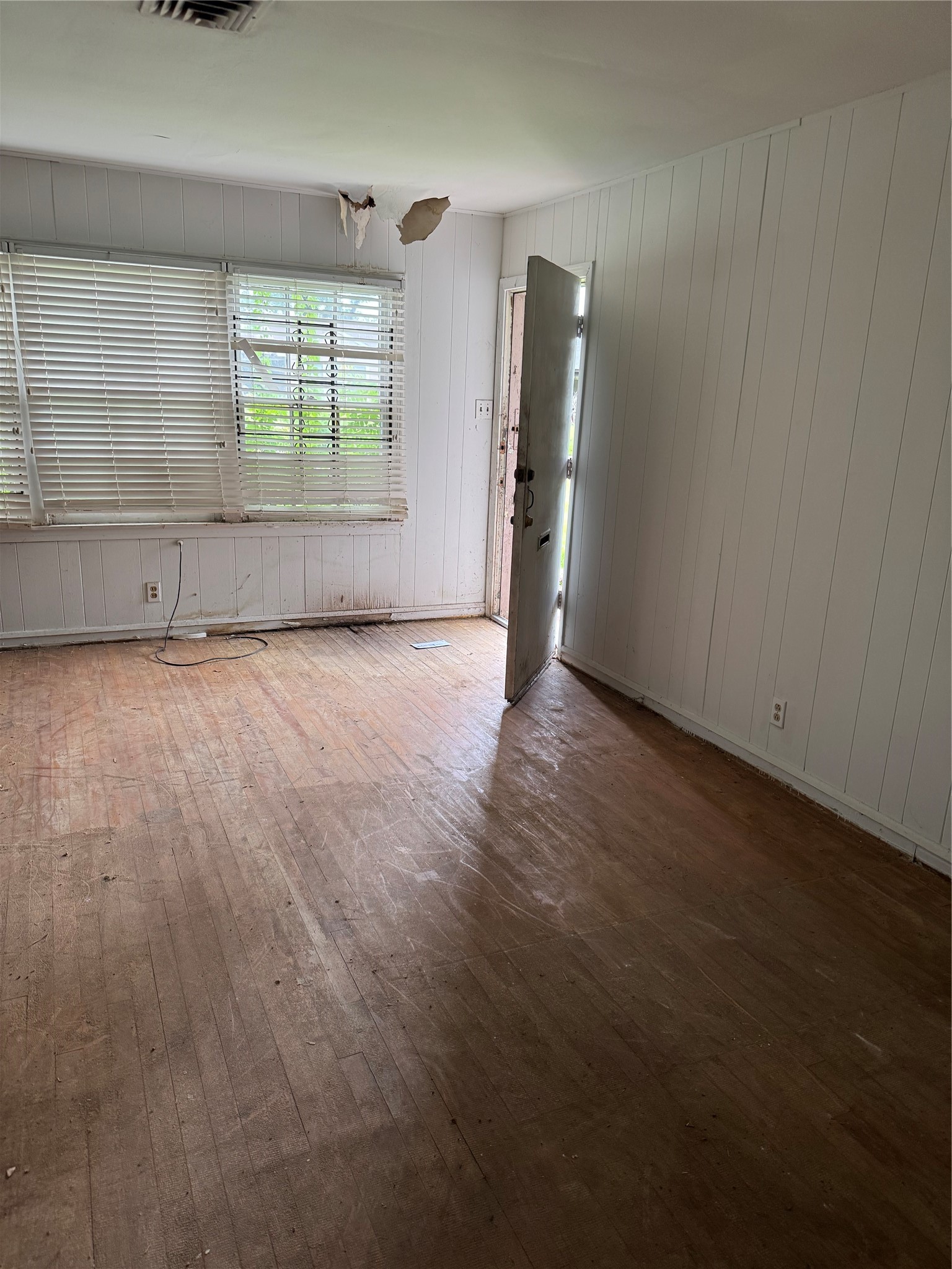 5050 Nassau Road Houston, TX 77021 - Photo 3 of 11 an empty room with windows