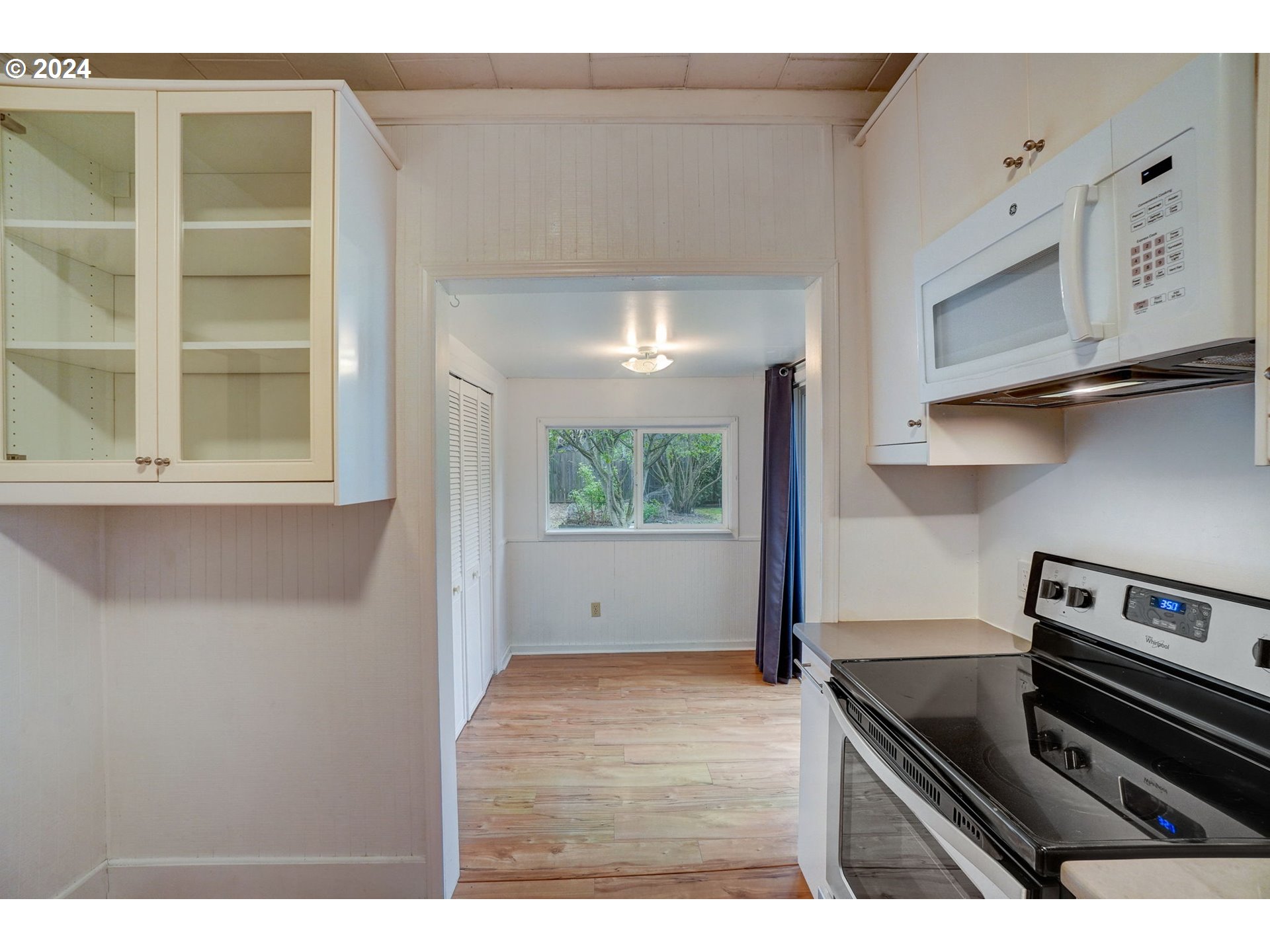 1248 North Watts Street Portland, OR 97217 - Photo 22 of 36 view of an empty room with a window